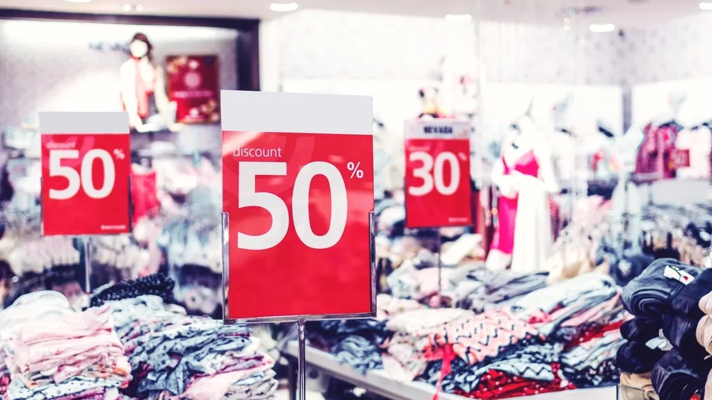 Loja com placas de 50% de desconto