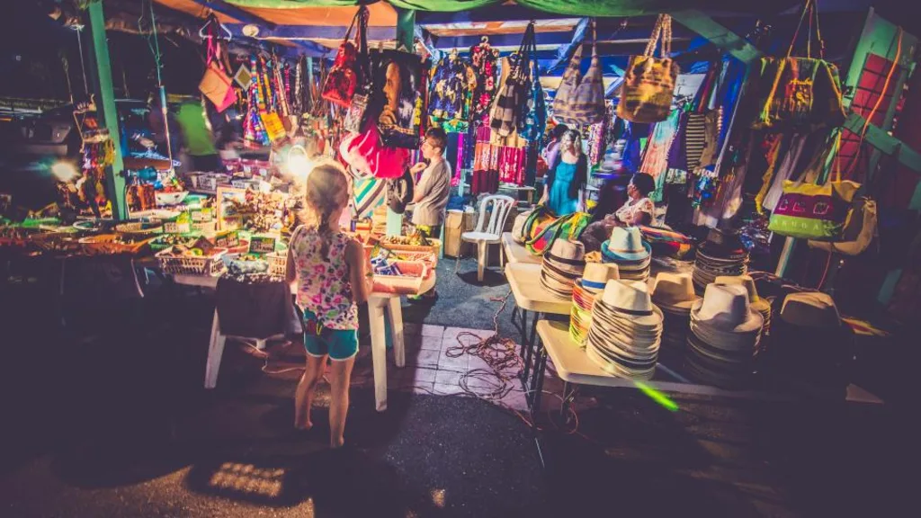 Barraca de feira à noite, cheia de produtos