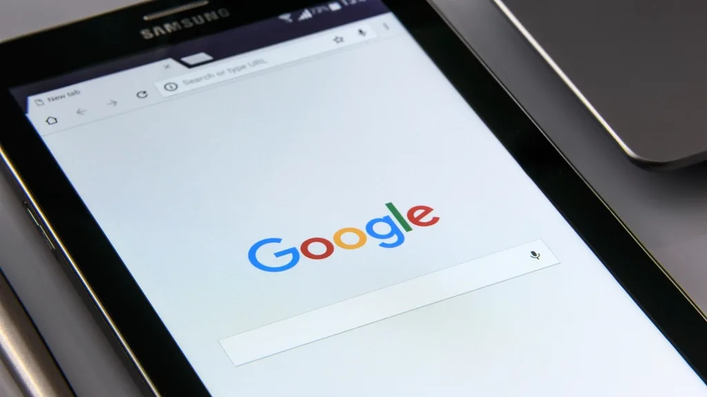 Tablet com a busca do Google aberta
