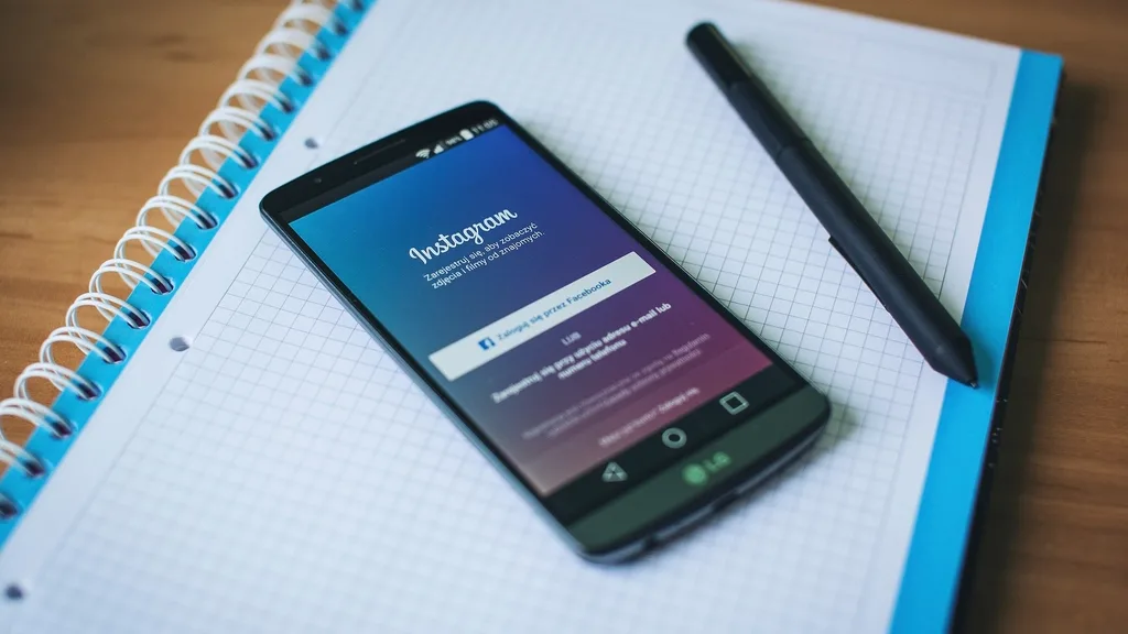 Celular aberto no Instagram sobre um caderno